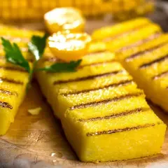 Maîtrisez la polenta grillée à la poêle: croûte dorée garantie !
