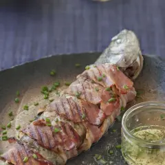 Truite grillée au barbecue: l'art de la cuisson parfaite sans qu'elle colle