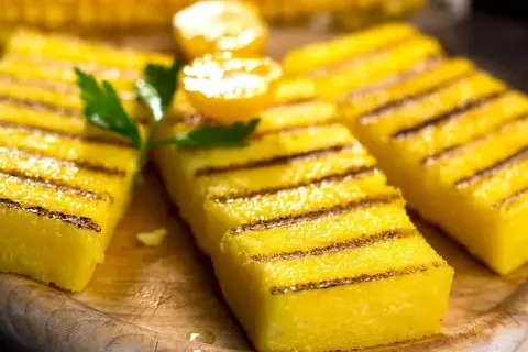 Maîtrisez la polenta grillée à la poêle: croûte dorée garantie !
