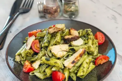 Pâtes poulet pesto : Le guide rapide pour un plat parfait en 30 min