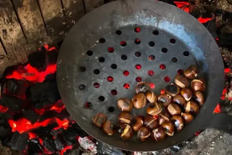 Châtaignes grillées au feu de bois : Le secret d'une cuisson parfaite