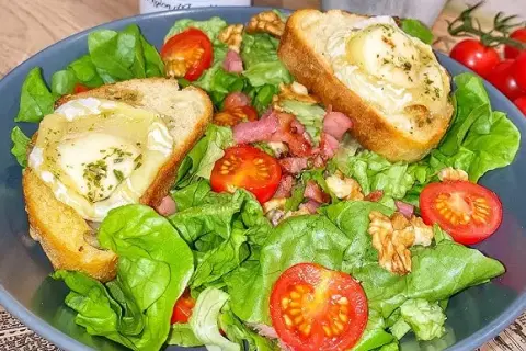 Salade de chèvre chaud originale: 3 secrets pour la réinventer