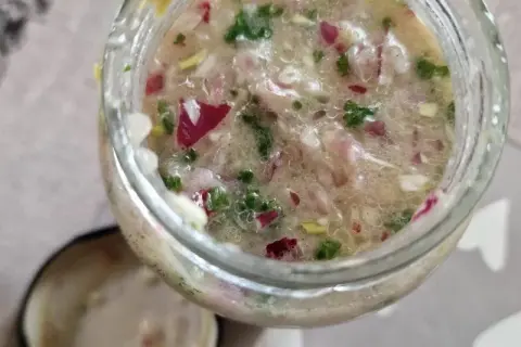 Maîtrisez la vinaigrette alsacienne: bouillon chaud, saveurs uniques