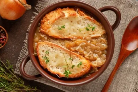 Soupe à l'oignon gratinée : ma recette infaillible et astuces