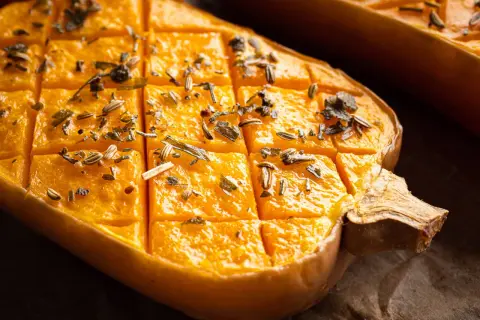 Butternut grillée au four : la recette facile (sans éplucher !)