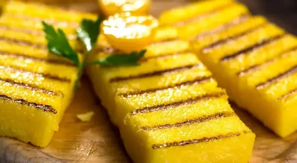 Maîtrisez la polenta grillée à la poêle: croûte dorée garantie !
