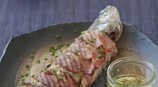 Truite grillée au barbecue: l'art de la cuisson parfaite sans qu'elle colle