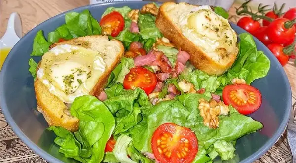 Salade de chèvre chaud originale: 3 secrets pour la réinventer