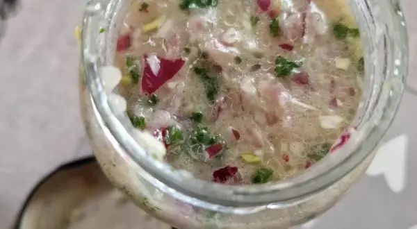 Maîtrisez la vinaigrette alsacienne: bouillon chaud, saveurs uniques