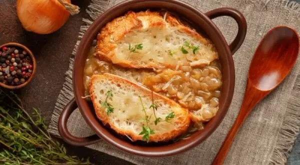 Soupe à l'oignon gratinée : ma recette infaillible et astuces