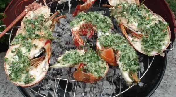 Langouste grillée antillaise: recette barbecue & Sauce Chien