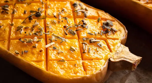 Butternut grillée au four : la recette facile (sans éplucher !)