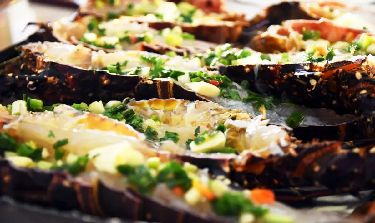Zdjęcie Langouste grillée antillaise: recette barbecue & Sauce Chien